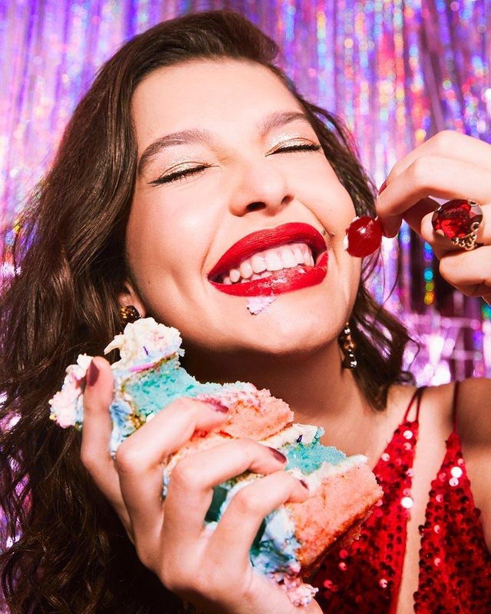 Modelo com batom vermelho e sombra dourada na campanha de 10 anos da Quem Disse Berenice