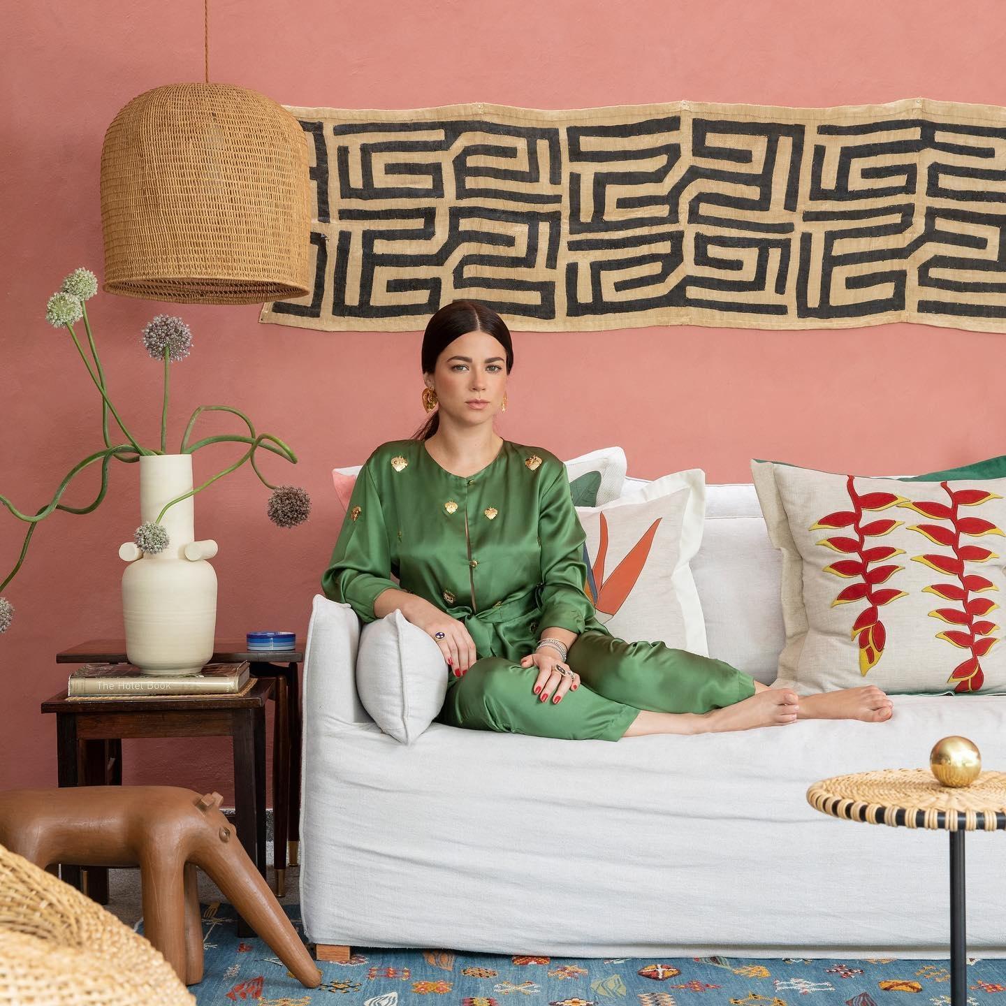 Editorial de moda para a Vogue com modelo de macacão verde